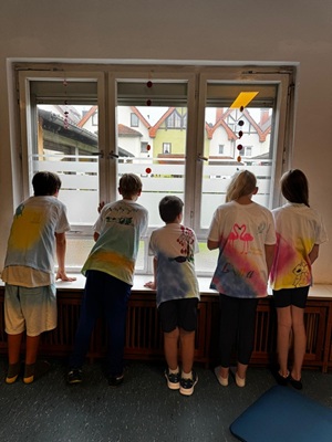 Kinder zeigen ihre Shirts